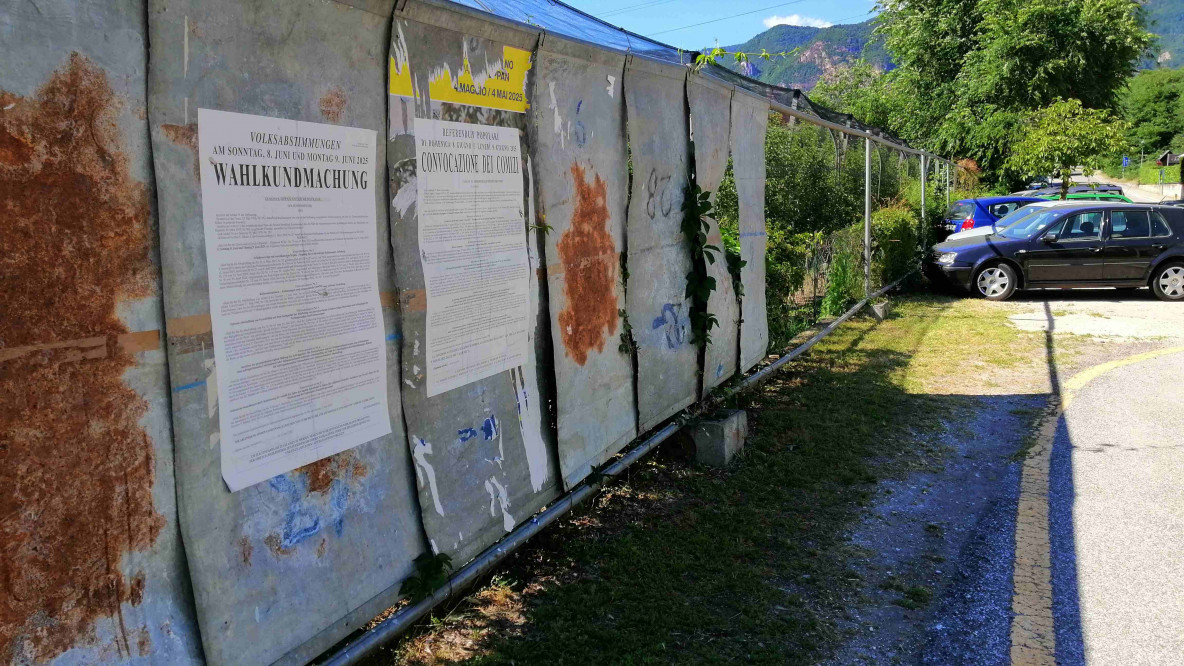 Plakatwände zum Referendum vom 8. und 9. Juni 2025