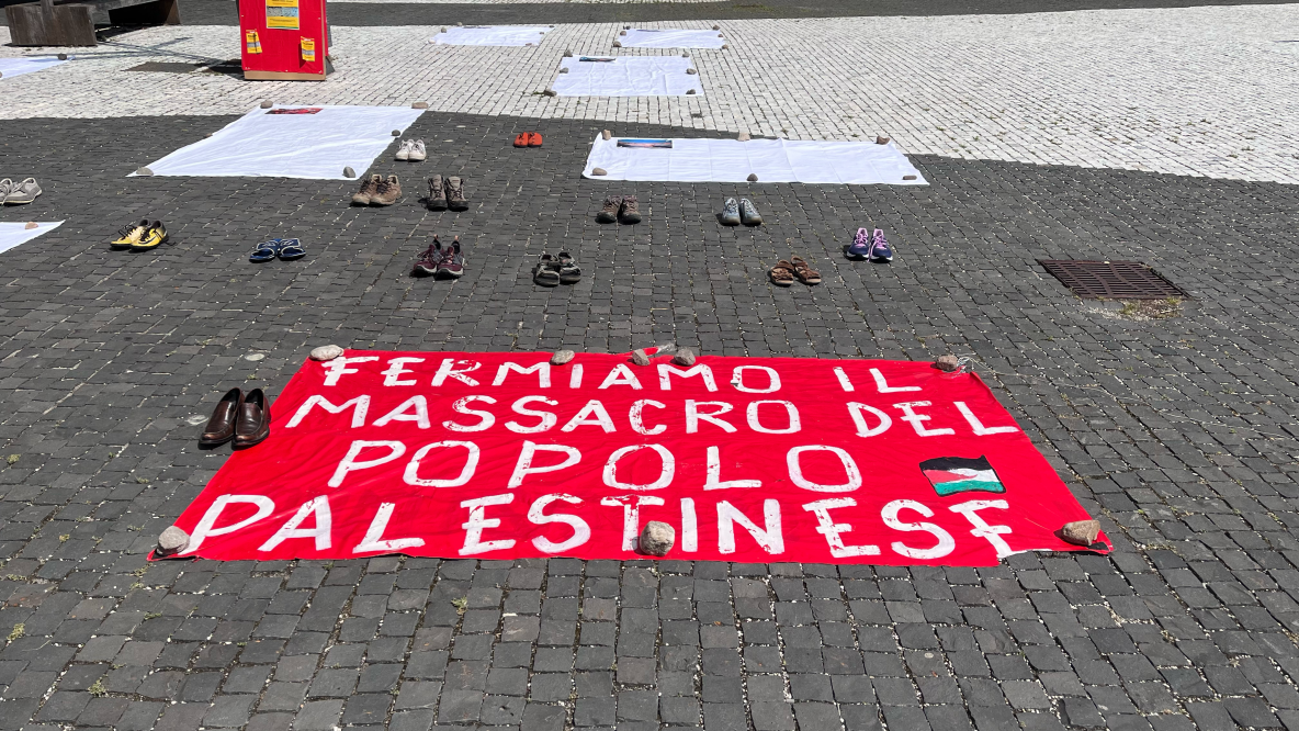 Striscione per Gaza "fermiamo il massacro del popolo palestinese"
