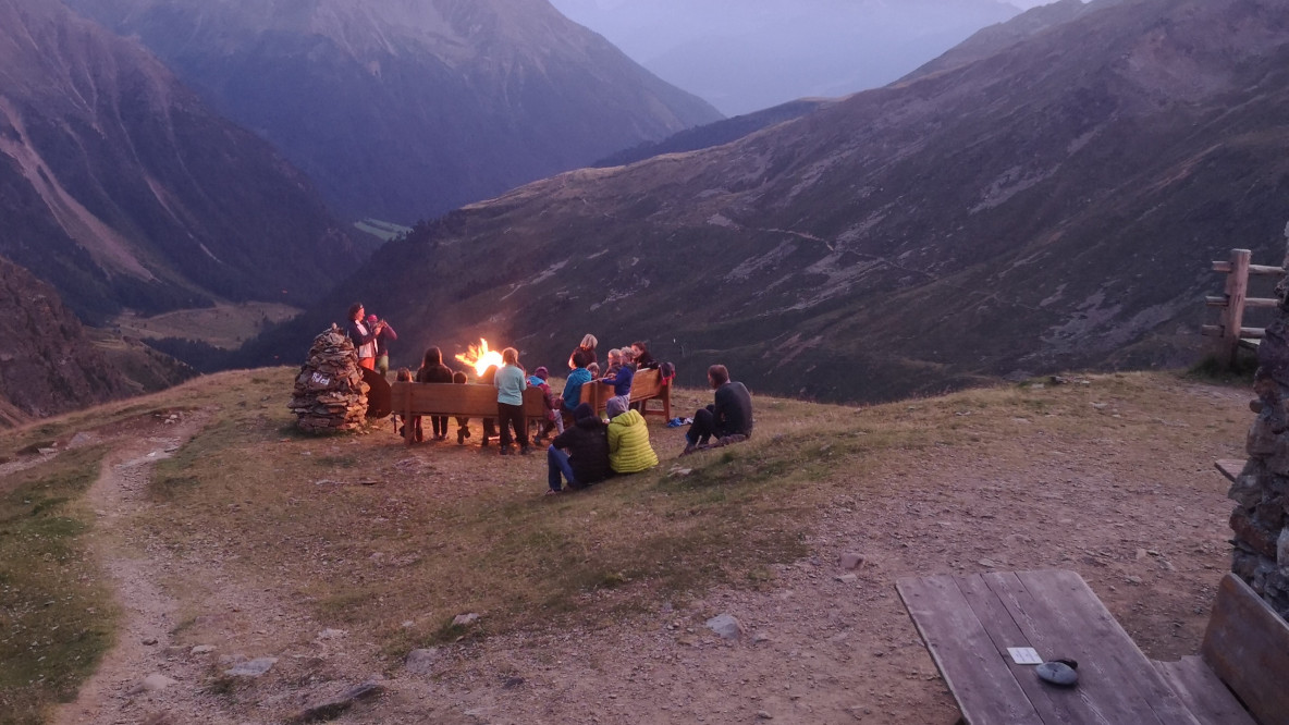 Lagerfeuer mit Panoaramablick