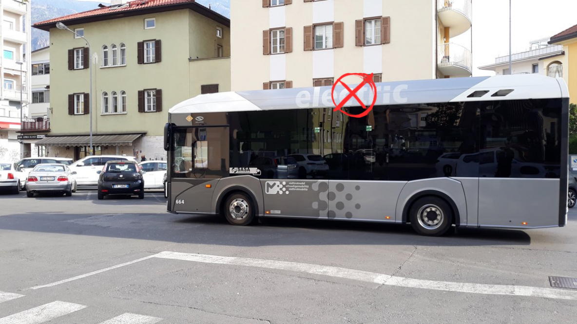 Un bus elettrico corto di Sasa in transito in via Cesare Battisti a Bolzano.