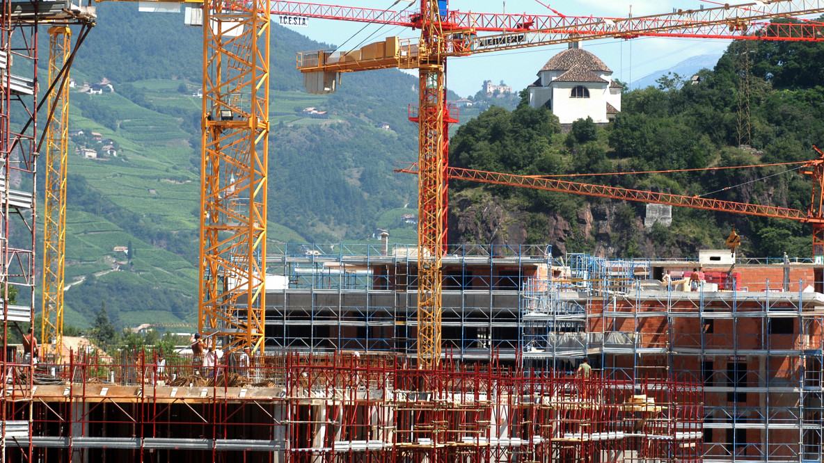 Wohnbau edilizia residenziale Bozen Bolzano Neubaugebiet Kräne