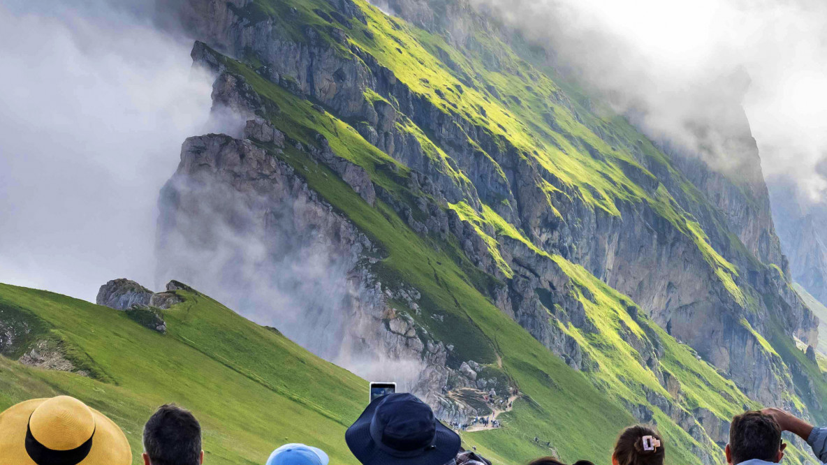 Seceda Menschenmasse  auf Berg 