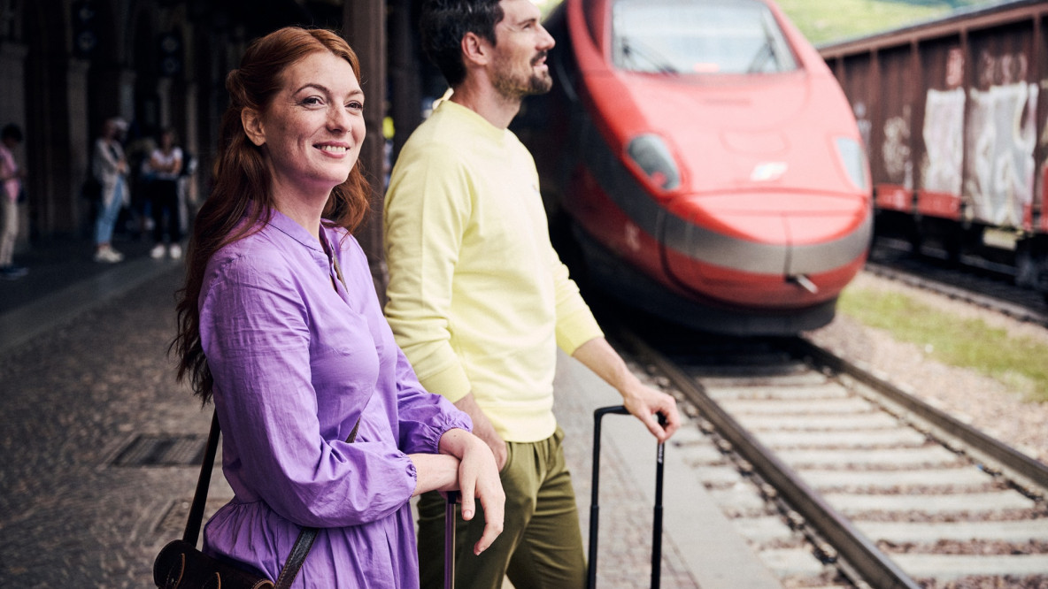 Mann und Frau am Bahnhof