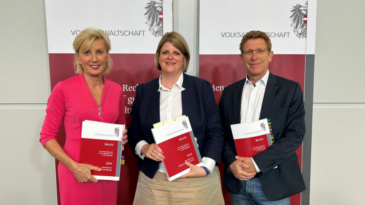Gaby Schwarz, Elisabeth Schwetz, und Bernhard Achitz präsentieren den Jahresbericht der österreichischen Volksanwaltschaft für 2024 (Foto: Volksanwaltschaft)