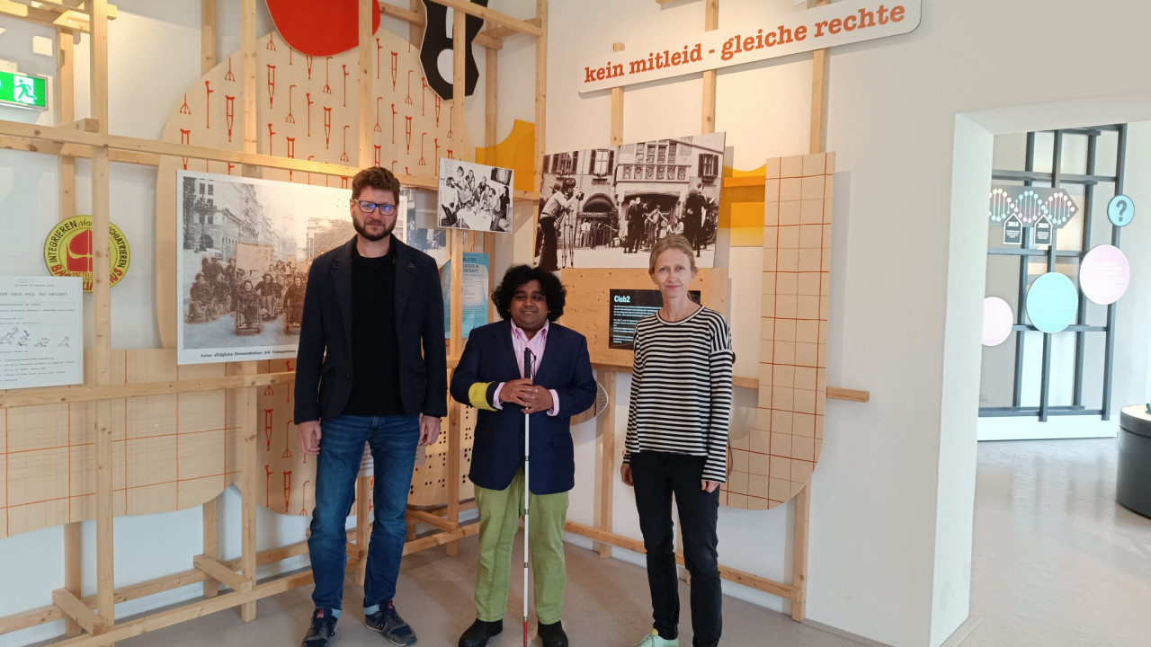 Florian Schwanninger, Arjun Pfaffstaller und Irene Zauner-Leitner in und vor der Ausstellung „Wert des Lebens“ am Lern- und Gedenkort Schloss Hartheim