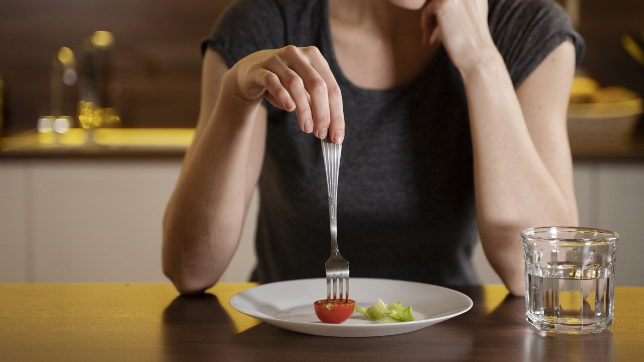donna-che-cerca-di-mangiare-sano-casa.jpg