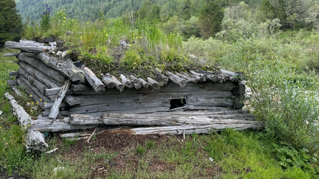Verfallene Almhütte