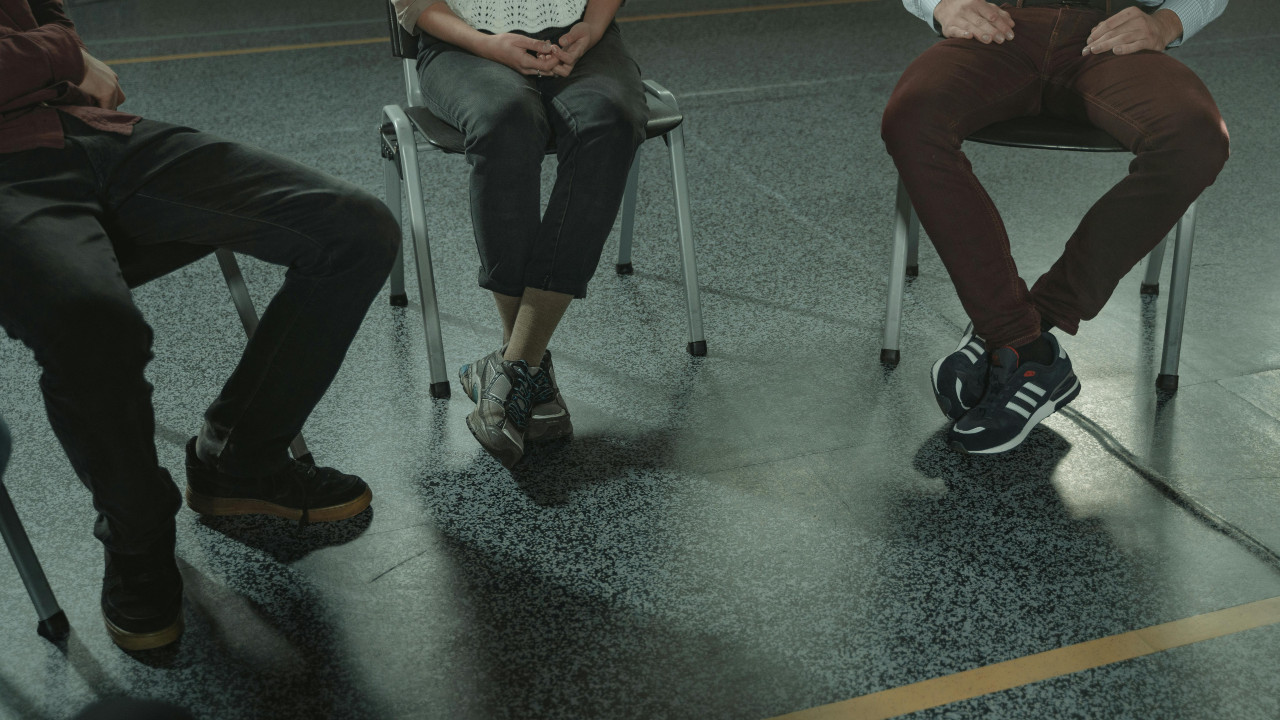 persone dialogo tavolo