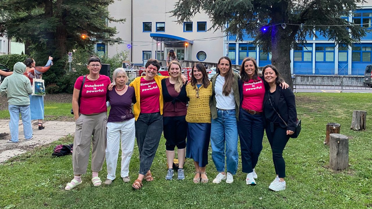 Acht Frauen des Feministischen Infocafés im Marconipark.