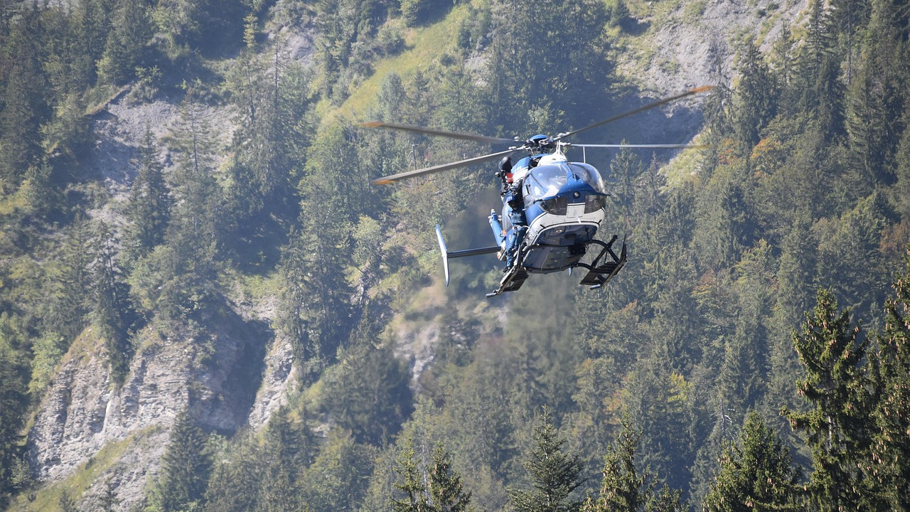 Ein Hubschrauber, im Hintergrund Wald