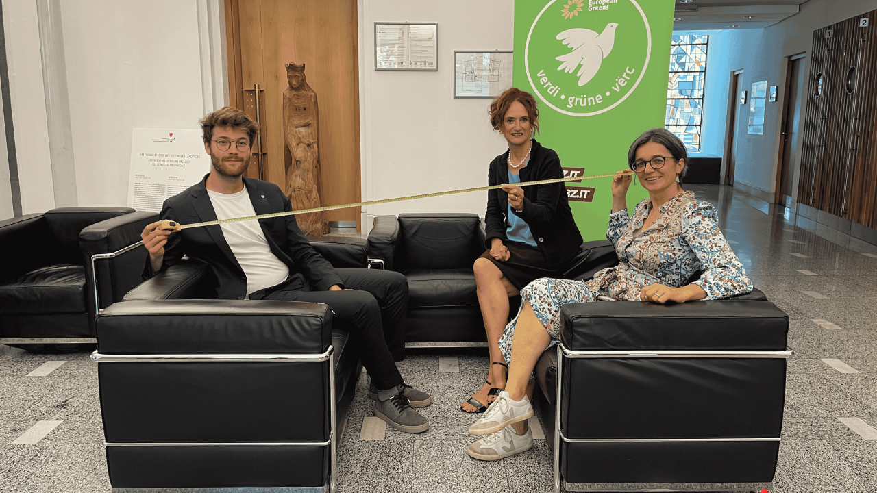 Zeno Oberkofler, Brigitte Foppa und Madeleine Rohrer sitzen in 4,5 Quadratmetern im Landtag