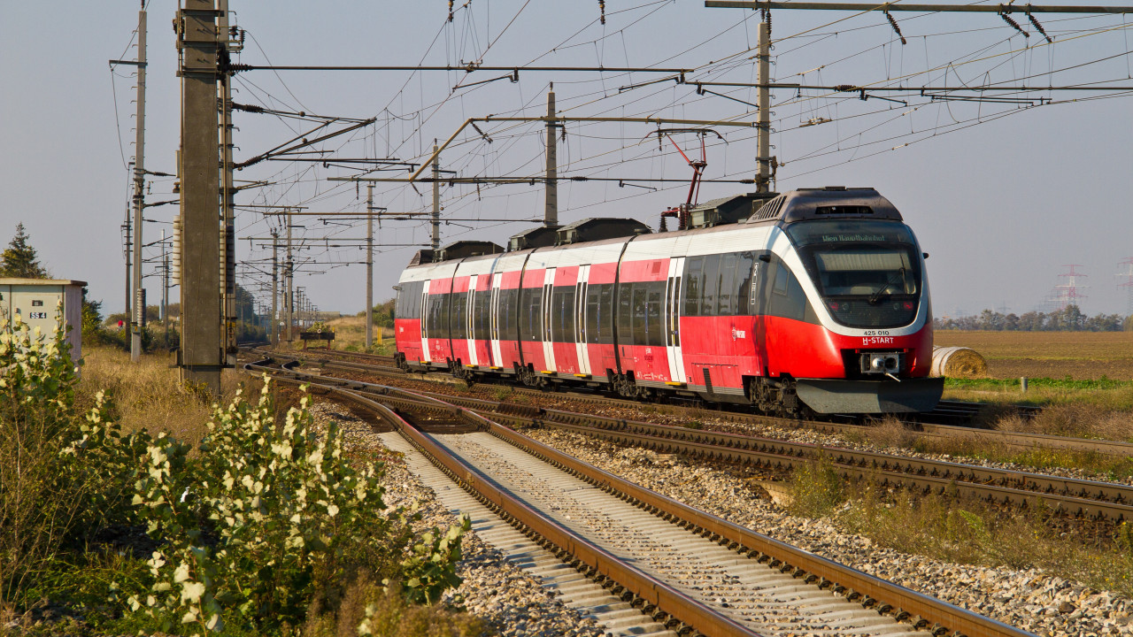 Ein Zug fährt durch eine ländliche Gegend