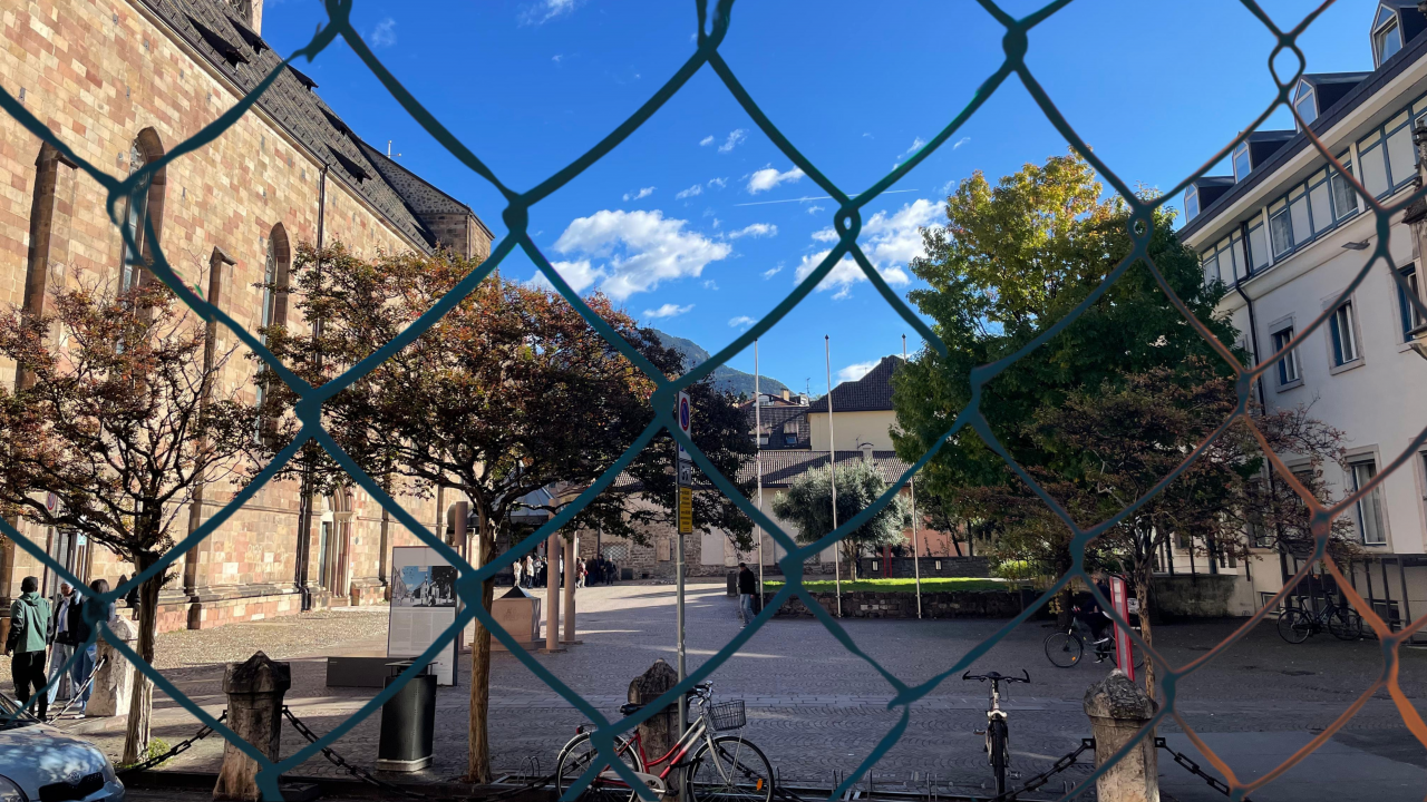 eingezäunter Pfarrplatz in Bozen