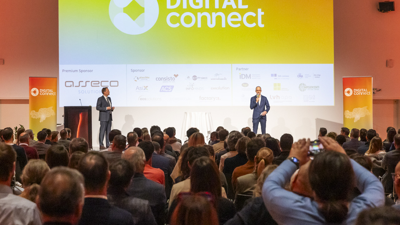 CEO di IDM Erwin Hinteregger insieme al presentatore Markus Frings