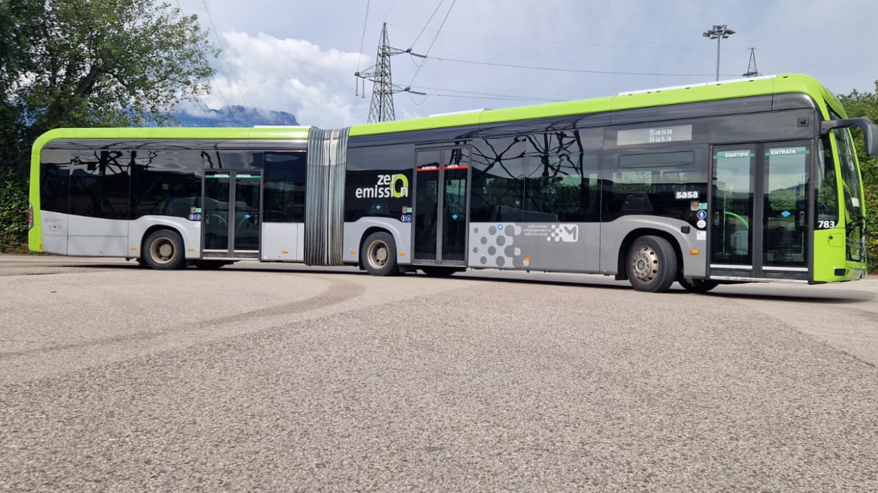 Bus Mercedes eCitaro FuelCell a batteria con range extender H2 di Sasa.