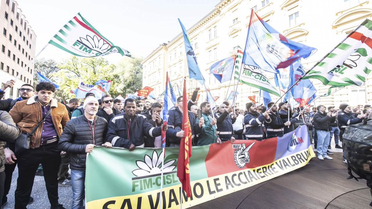 Manifestazione Demo Valbruna Piazza Magnago