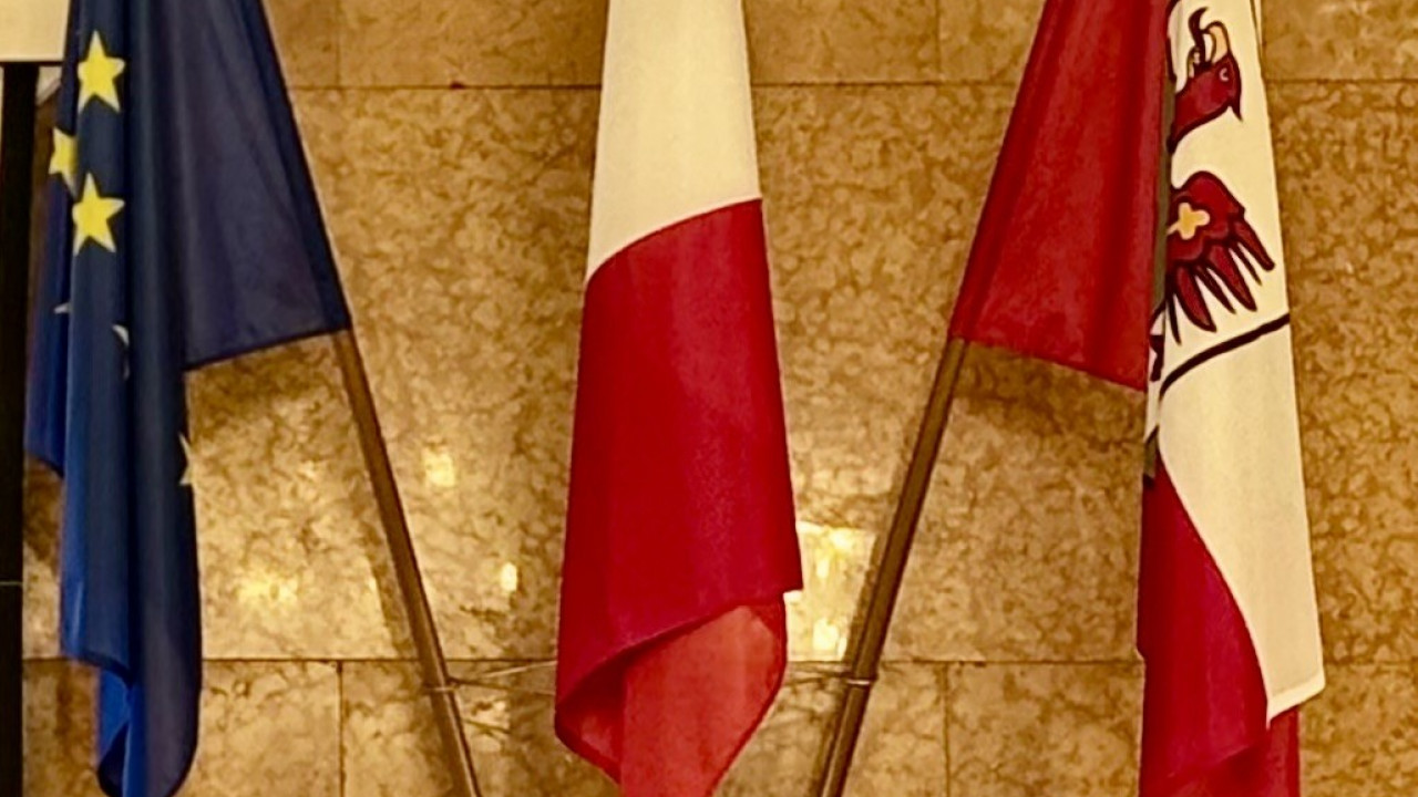 Bandiere dell’Italia, dell’Unione Europea e del Südtirol: simboli di una convivenza complessa, stratificata e in continua evoluzione.