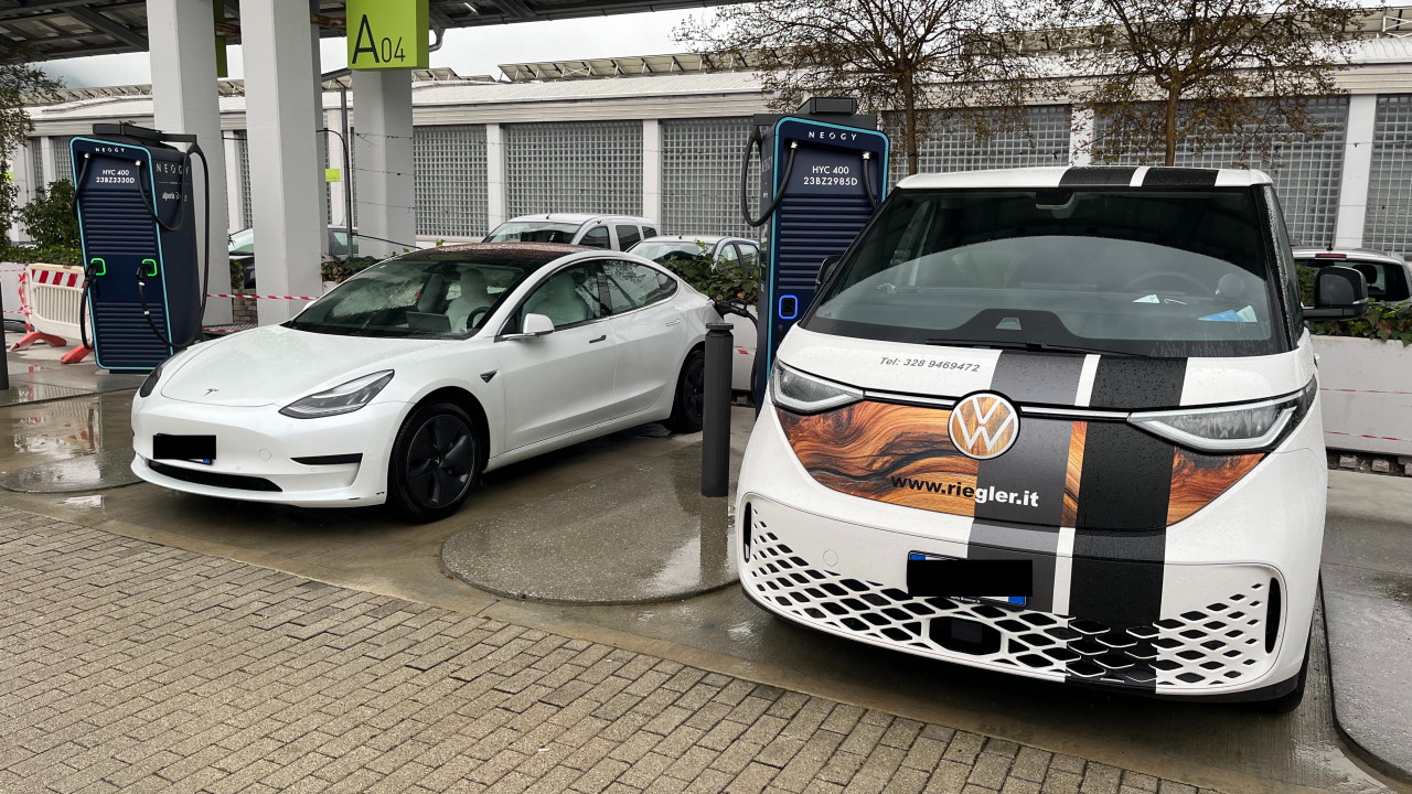 Autos an der Schnellladesäule Messe Bozen