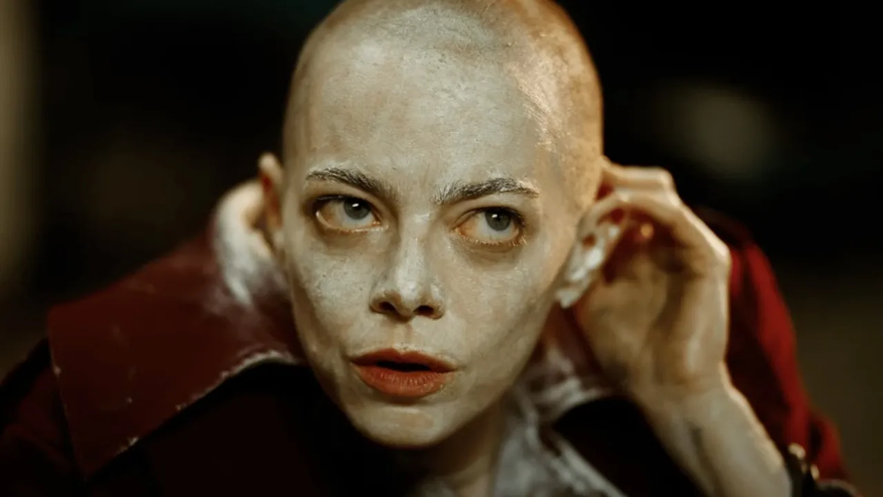 Eine Frau mit Glatze