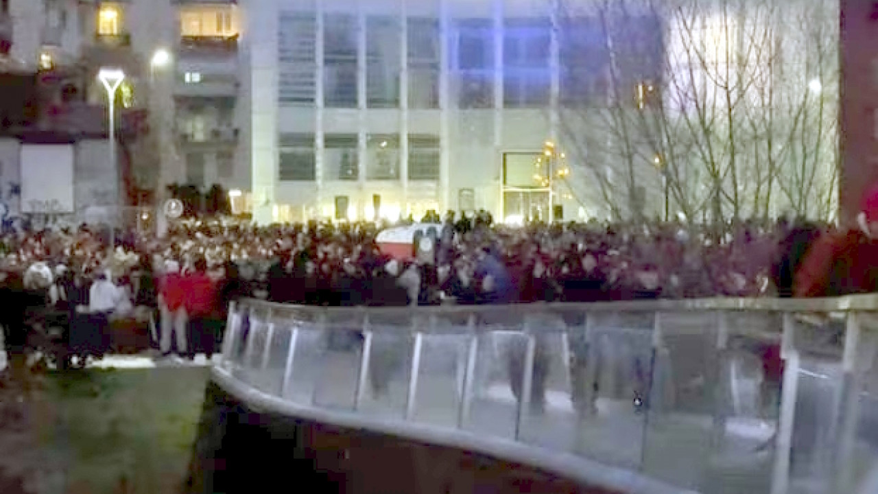 La folla alla festa del bar del Museion il 24 dicembre 2025.