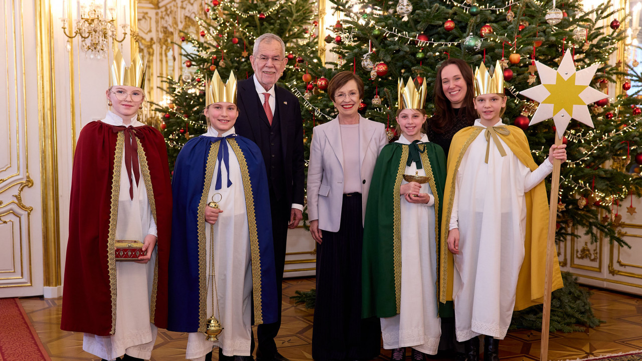 Alexander Van der Bellen und seine Ehefrau Doris Schmidauer mit Veronika Schippani- Stockinger (Bundesvorsitzende der Katholischen Jungschar Österreichs) und den Südtiroler  Sternsingerinnen aus Auer (v.l.n.r.: Leana Anhof, Magdalena Oberrauch, Martina Bonell, Doris Stedile)