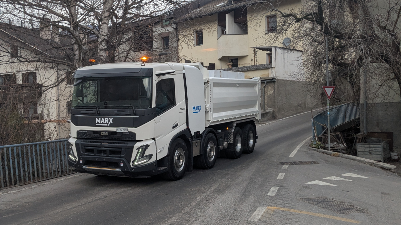 E-LKW zum Abtransport von Marmorblöcken