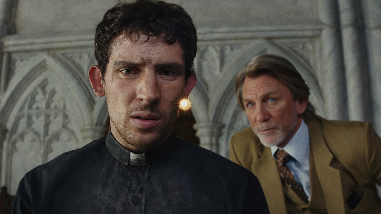 Ein Priester und ein Detektiv stehen in einer Kirche