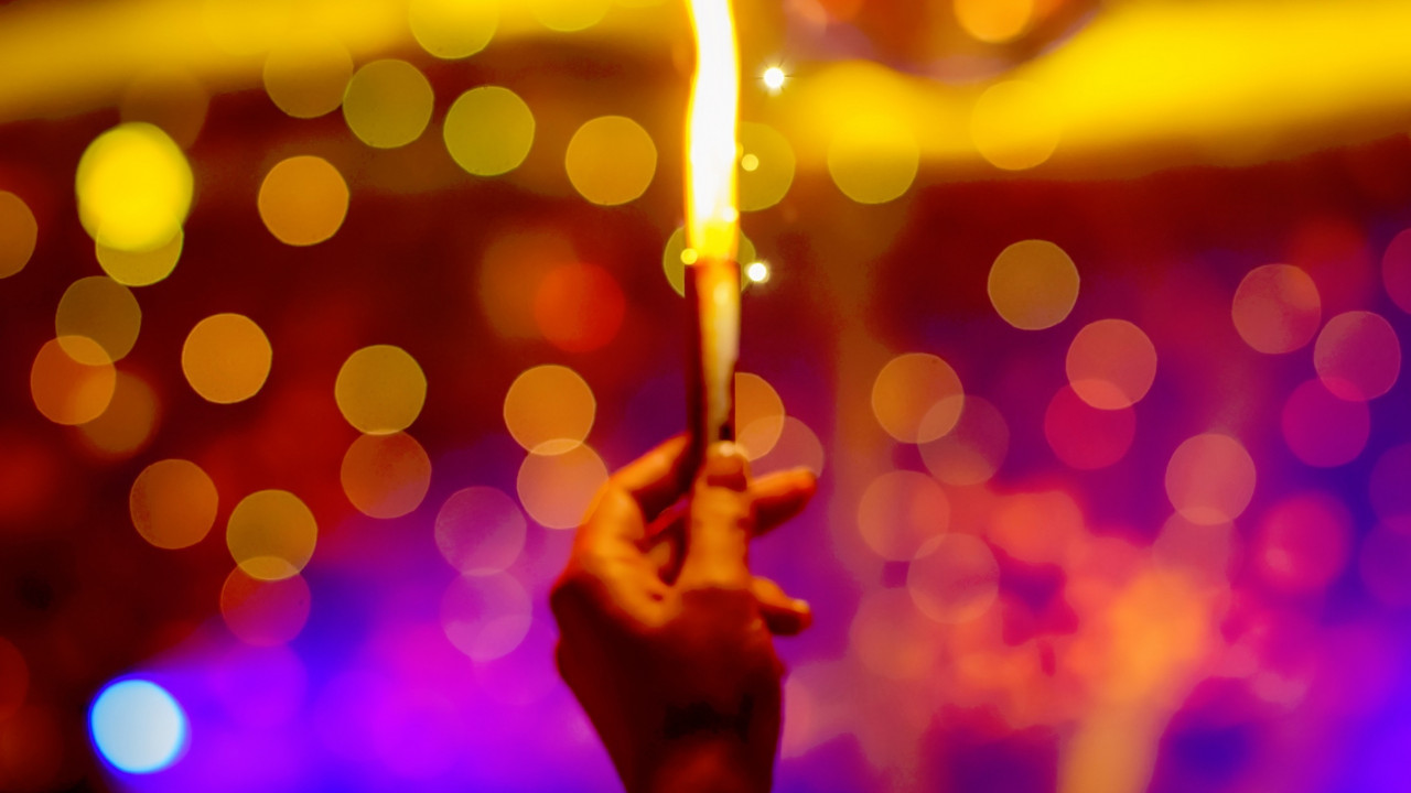 Hand mit Sprühfontäne