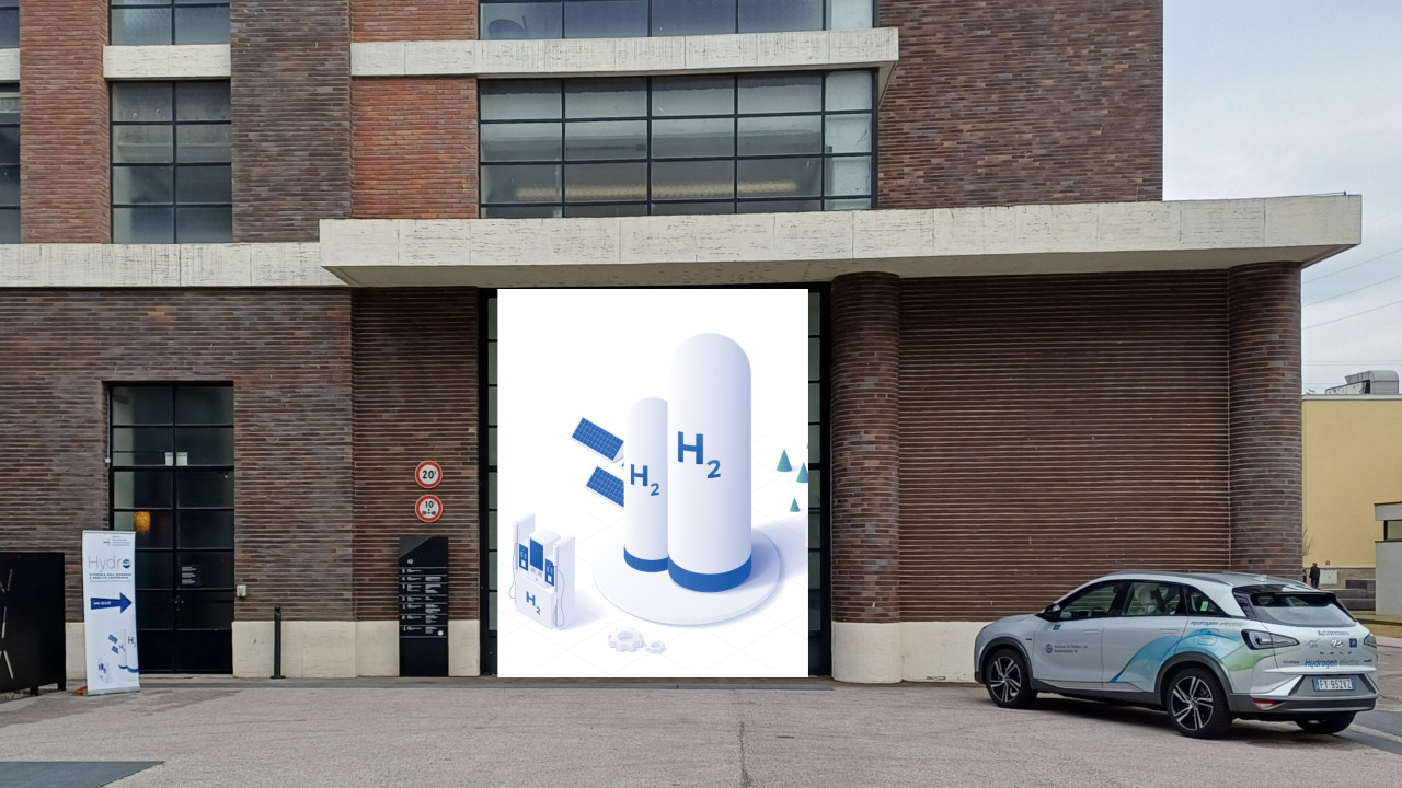 Presentazione ricerca Hydro di UniBz e A22 al NoiTechPark con un'auto a idrogeno, simbolo del fallimento delle vetture a idrogeno in Europa.