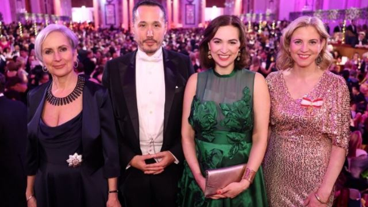 Justizministerin Anna Sporrer (links) mit dem Präsidenten des österreichischen Juristenverbands Alexander Scheuwimmer, der ehemaligen Justizministerin Alma Zadic und aussenministerin Beate Meinl-Reisinger am Juristenball