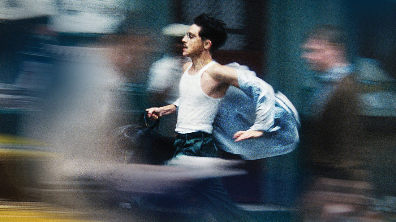 Ein junger Mann rennt durch die Straßen