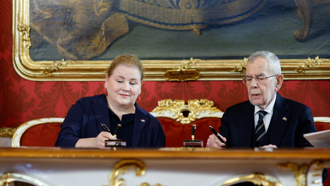 Ministerin Korinna Schumann mit Bundespräsident Alexander van der Bellen bei der Angelobung am 3. März 2025