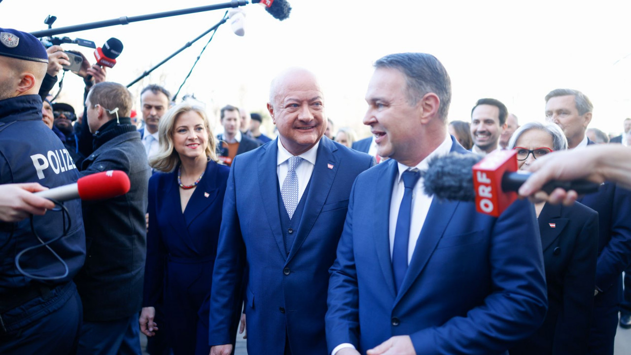 Medienminister Babler (rechts) bei der Angelobung am 3. März 2026 mit Bundeskanzler Christian Stocker und Aussenministerin Beate Meinl-Reisinger