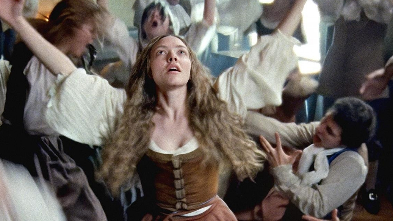 Eine Frau tanzt umringt von anderen Menschen