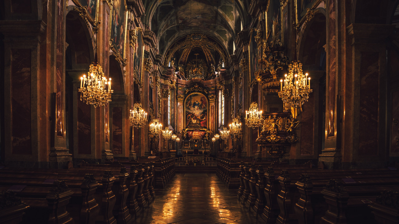 Eine spärlich beleutete Kirche