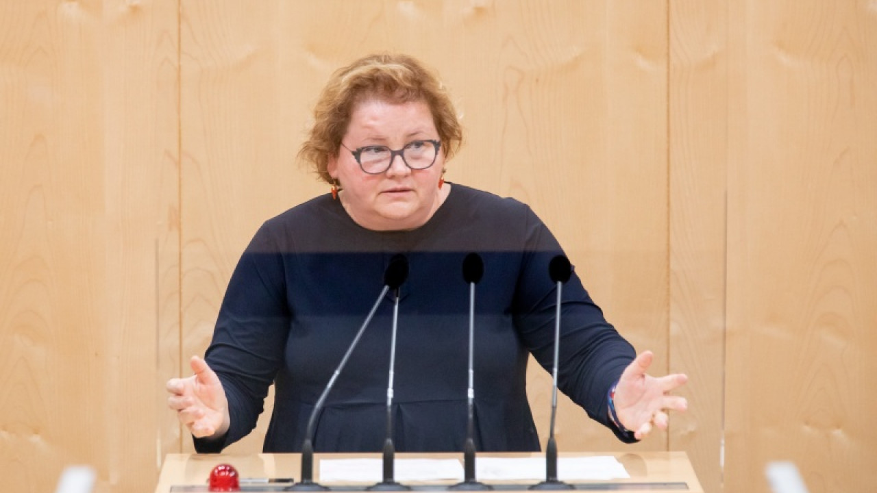 Bundesministerin Korinna Schumann bei einer Rede im österreichischen Parlament 