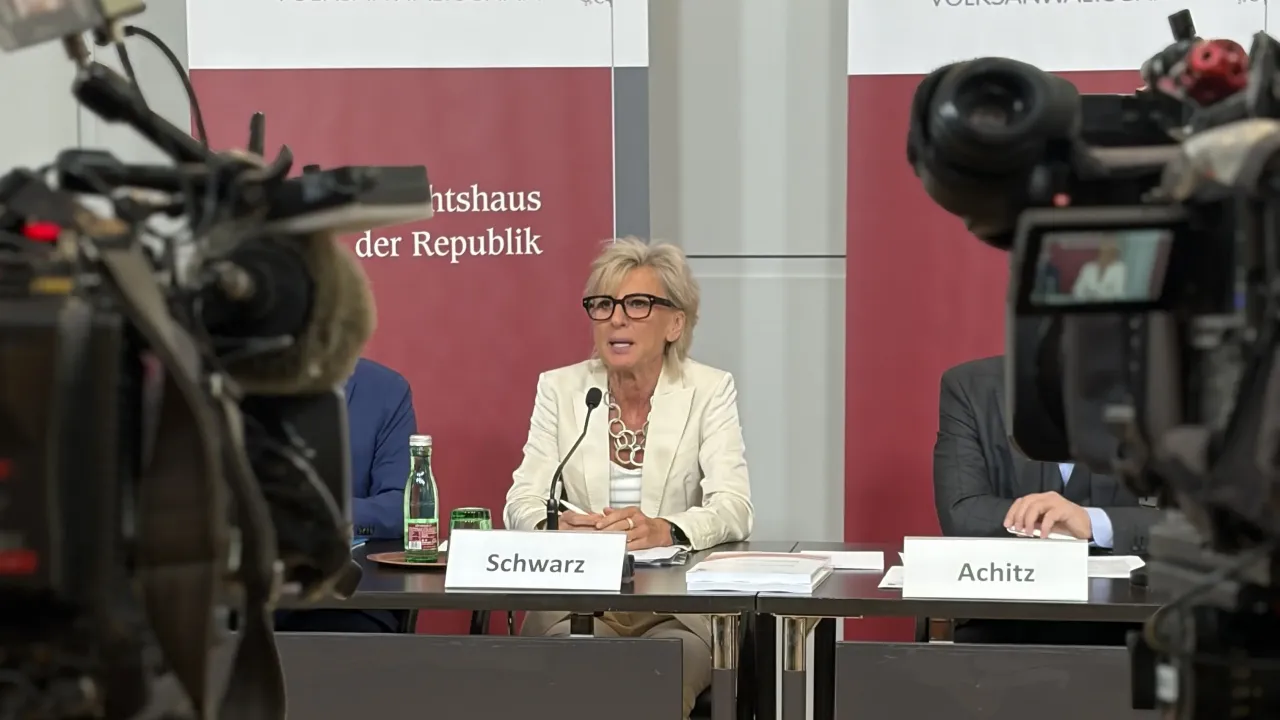 Volksanwältin Gaby Schwarz präsentiert den Jahresbericht für 2025 gemeinsam mit den Volksanwälten Christoph Luisser und Bernhard Achitz am 28. April 2026 in Wien