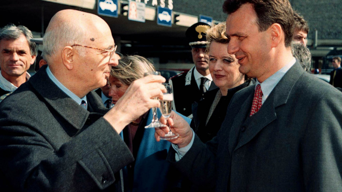 Giorgio Napolitano, allora ministro degli Interni, e Karl Schloegl, ministro degli Interni austriaco, l'1 aprile 1998, quando dopo Schengen si celebrò l'apertura della frontiera tra Italia e Austria (AP Photo/Bernhard Grossruck)