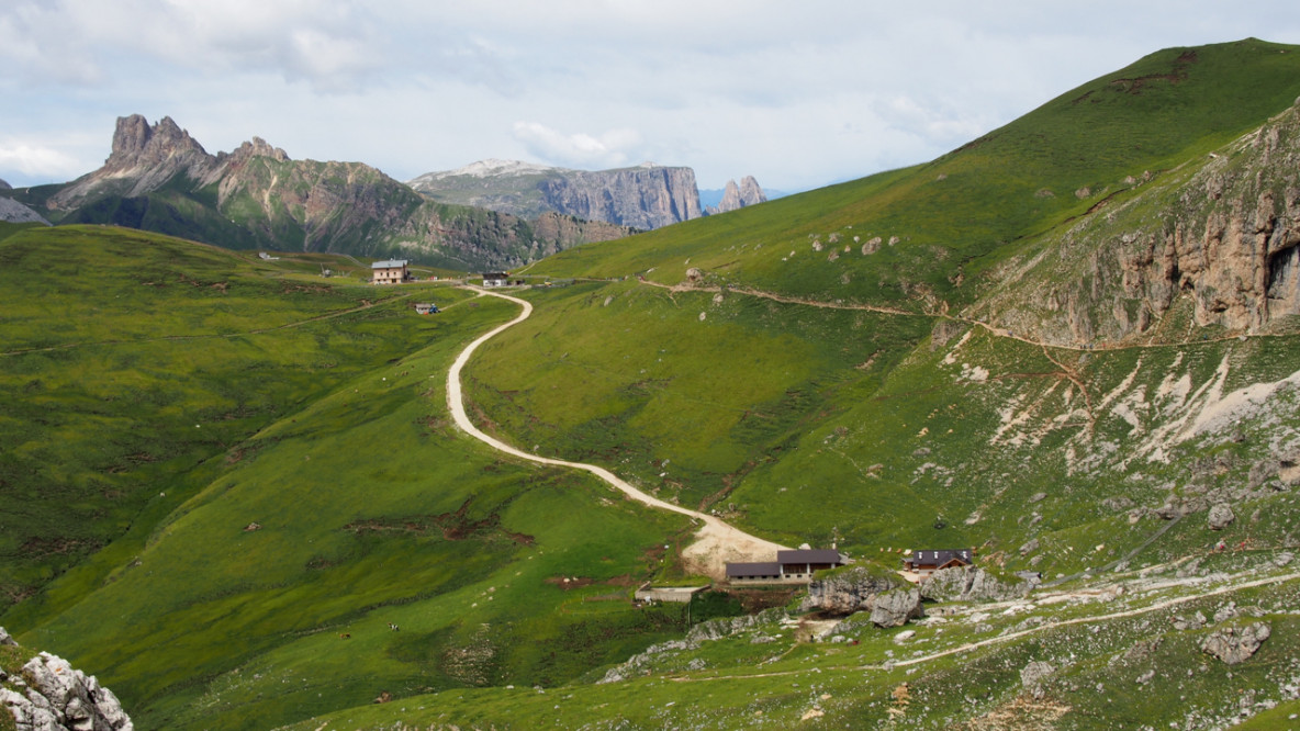 Der Friedrich August Weg, im Hintergrund Rosszähne und Schlern