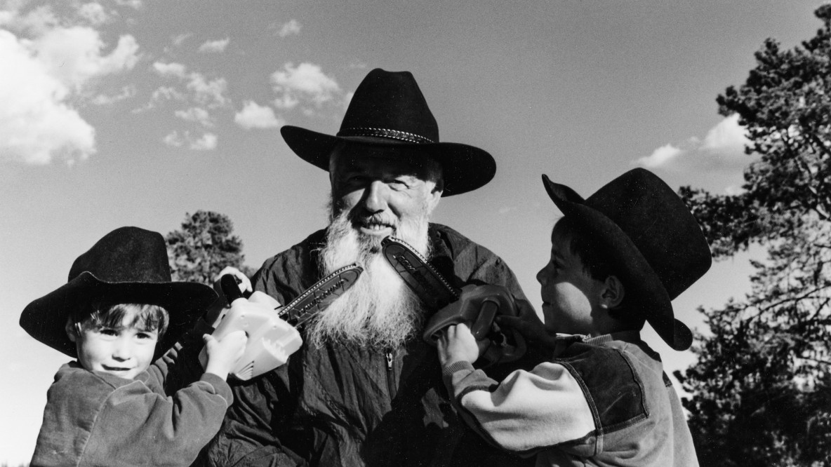 Arthur Dalsass mit seinen Enkeln Ivan und Arno in Kanada, 1995