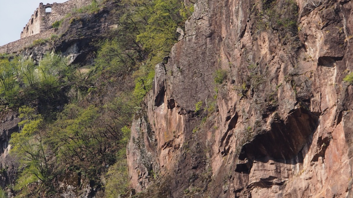 Ruine Festenstein grüßt vom Porphyrfelsen