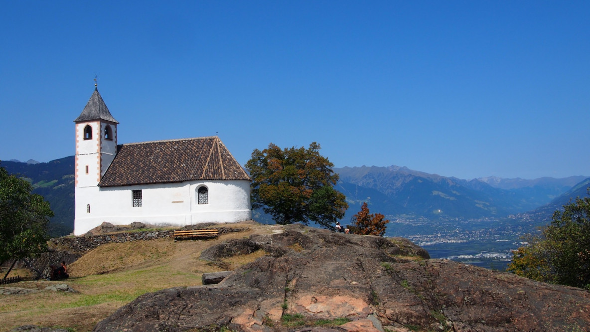 Die Kirche liegt magisch auf einer Felskuppe