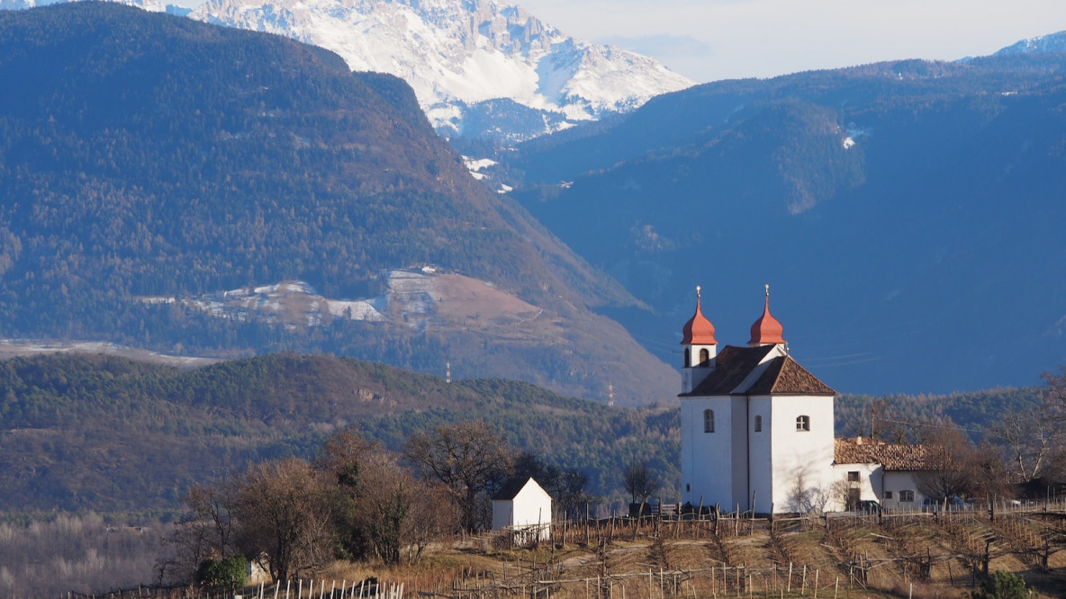 05_das_gleifkirchlein_mit_blick_zu_den_dolomiten.jpg