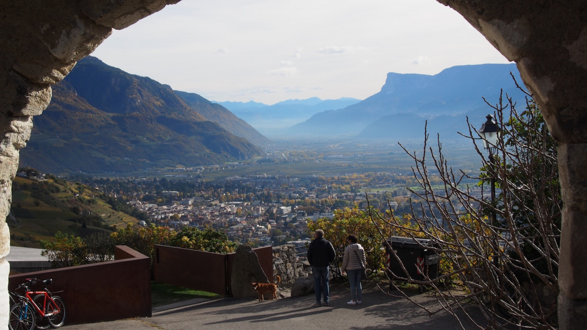 Vor Schloss Tirol