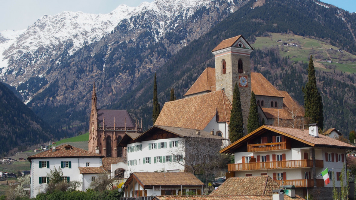 Schenna: links der Kirche das Mausoleum