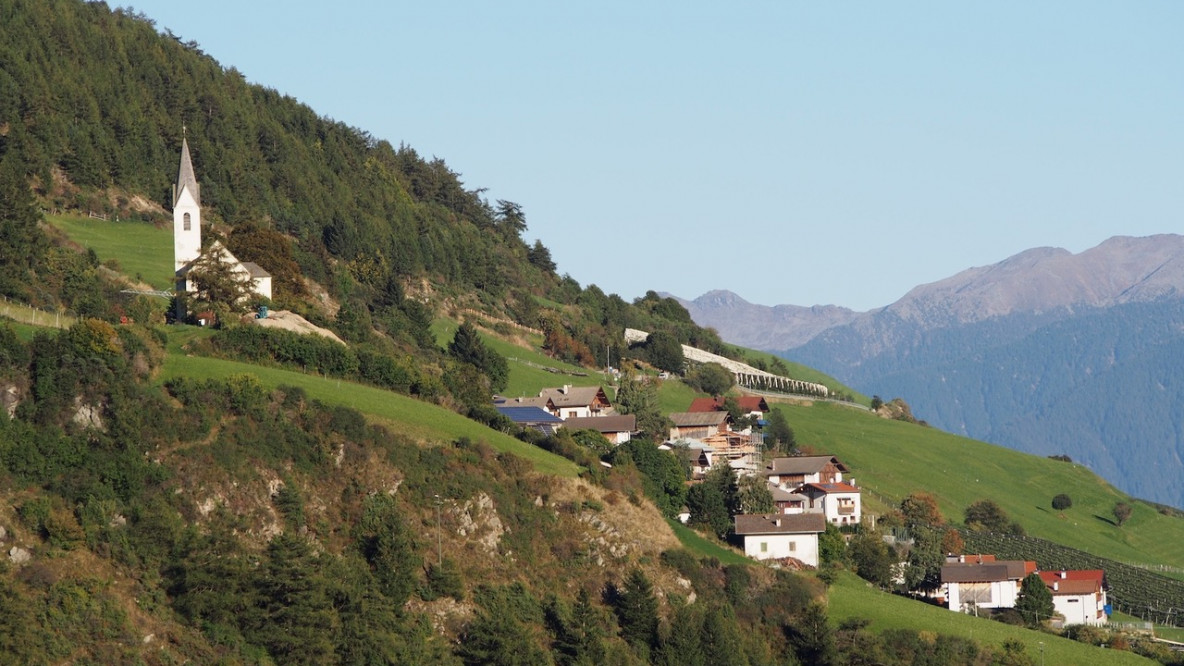 08_Blick auf Tanas mit der neuen Dorfkirche