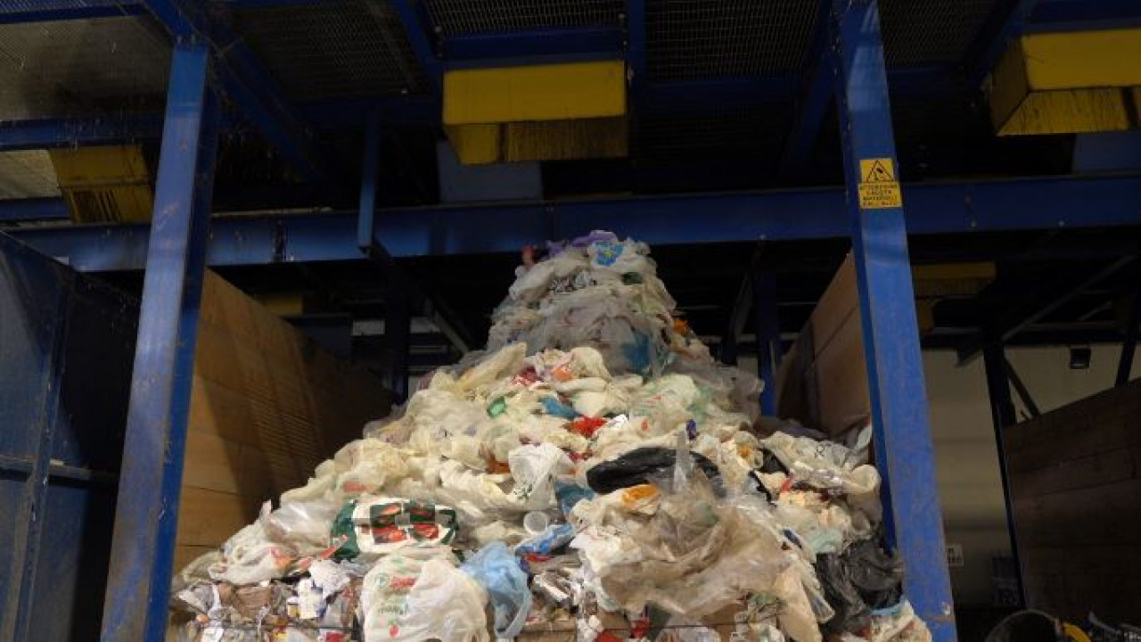 Separazione sacchetti bio - rifiuti in plastica