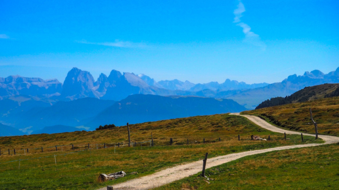 11_auf_dem_ruckweg_immer_die_dolomiten_im_blick.jpeg