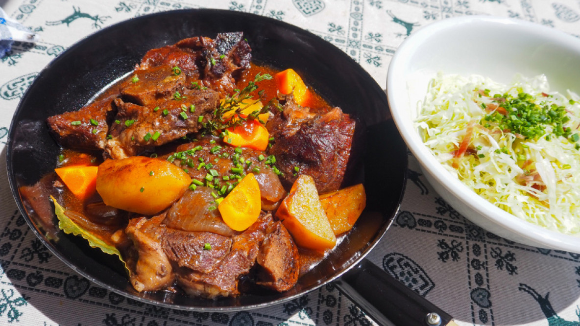 12-lammbraten_in_der_pfanne_und_krautsalat.jpeg