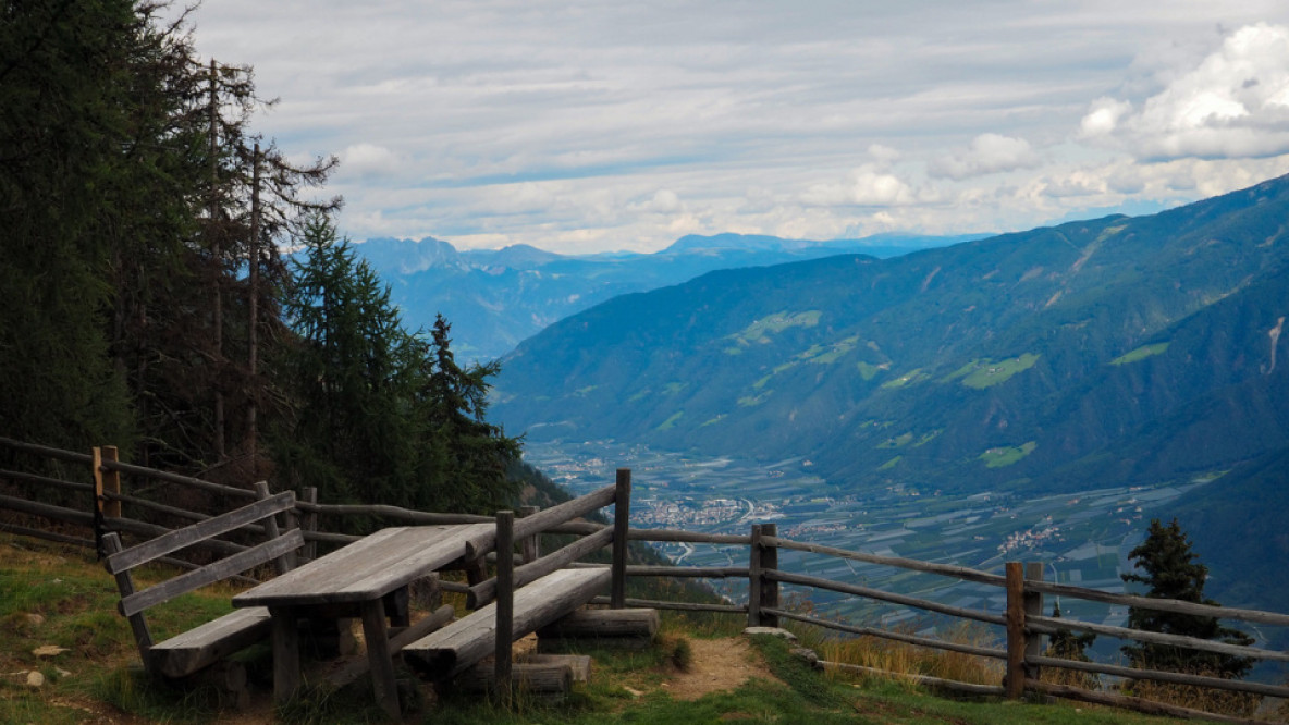 13_tisch_und_bank_beim_dolomitenblick.jpeg